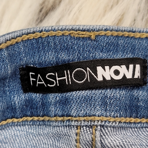 Fashion Nova distressed jeans size 3 - Picture 9 of 10